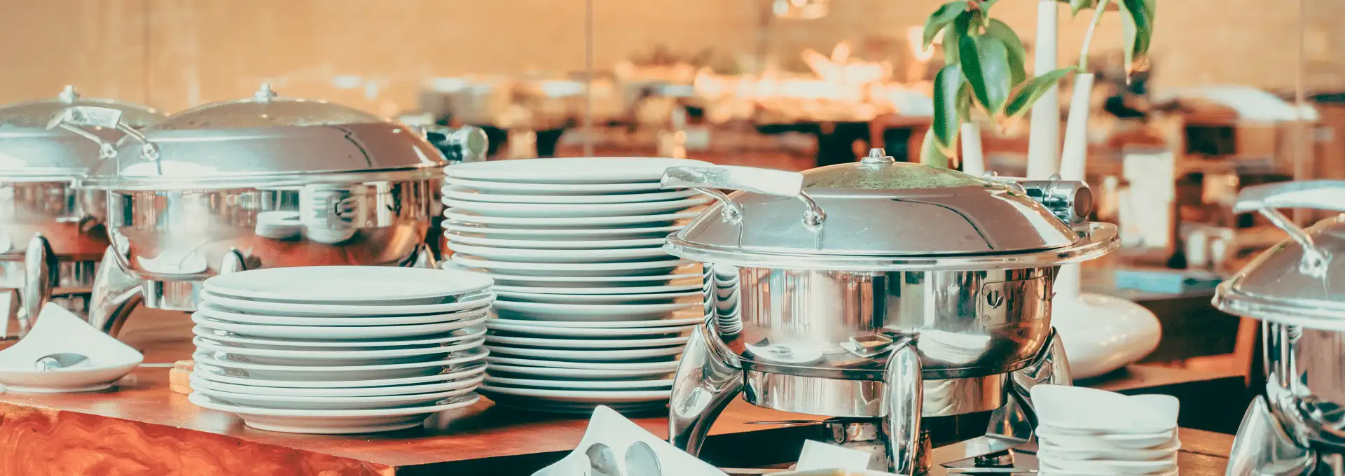 Buffet de churrasco em domicílio montado com réchauds e pratos