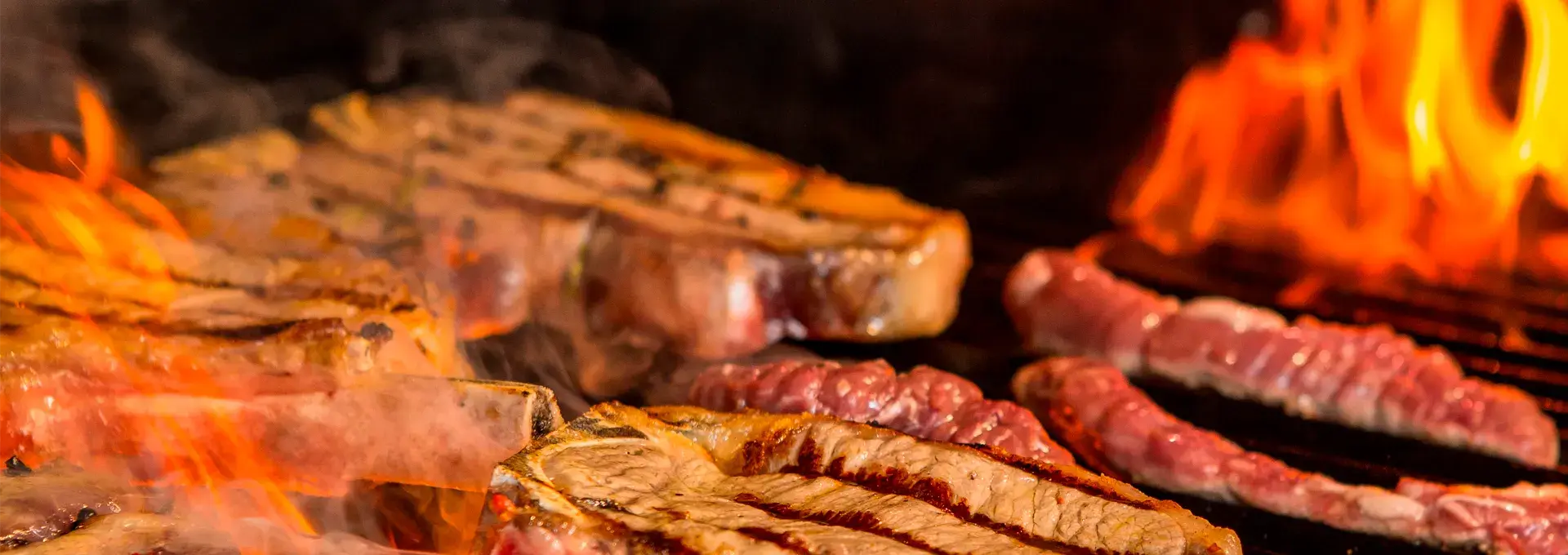 Carnes na grelha de um buffet de churrasco em domicílio no Rio de Janeiro